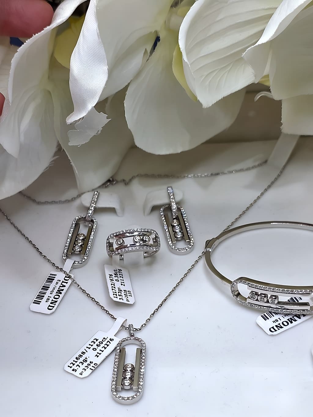 18K White Gold Moving Diamond Jewelry Set